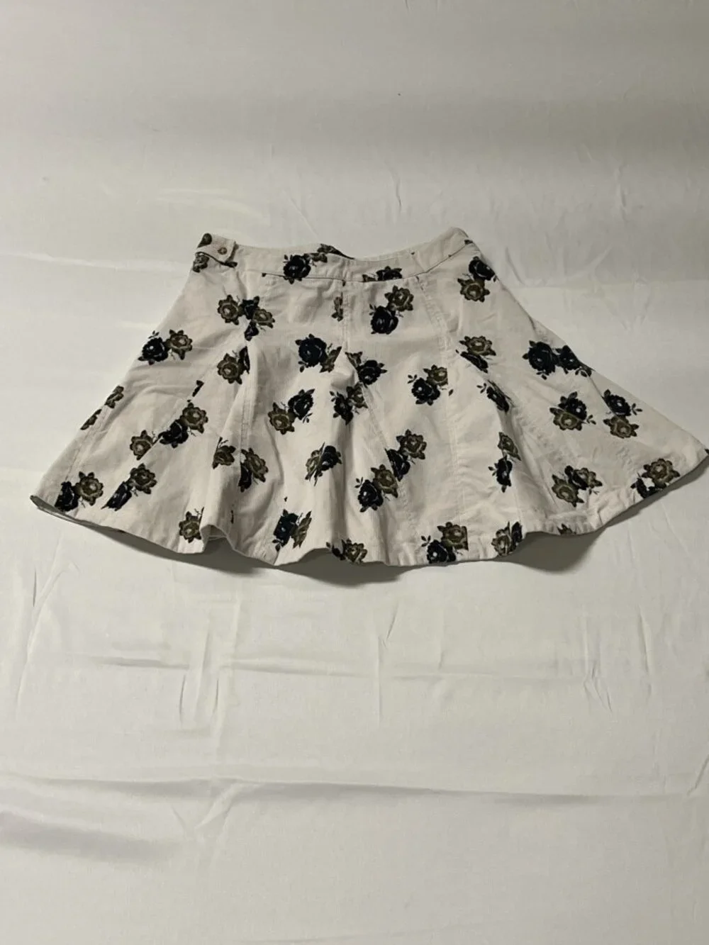 Free People‎ Pleated Mini Skirt Size 4 White Floral Black Olive Skater Cotton